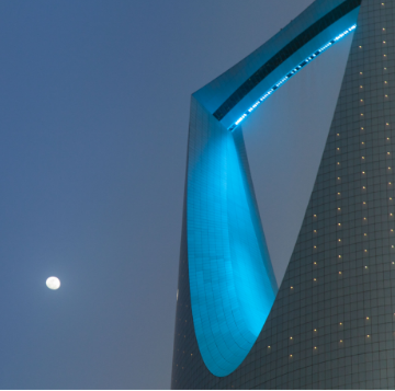 The Kingdom Centre skyscraper in Riyadh, Saudi Arabia, a landmark of modern architecture.